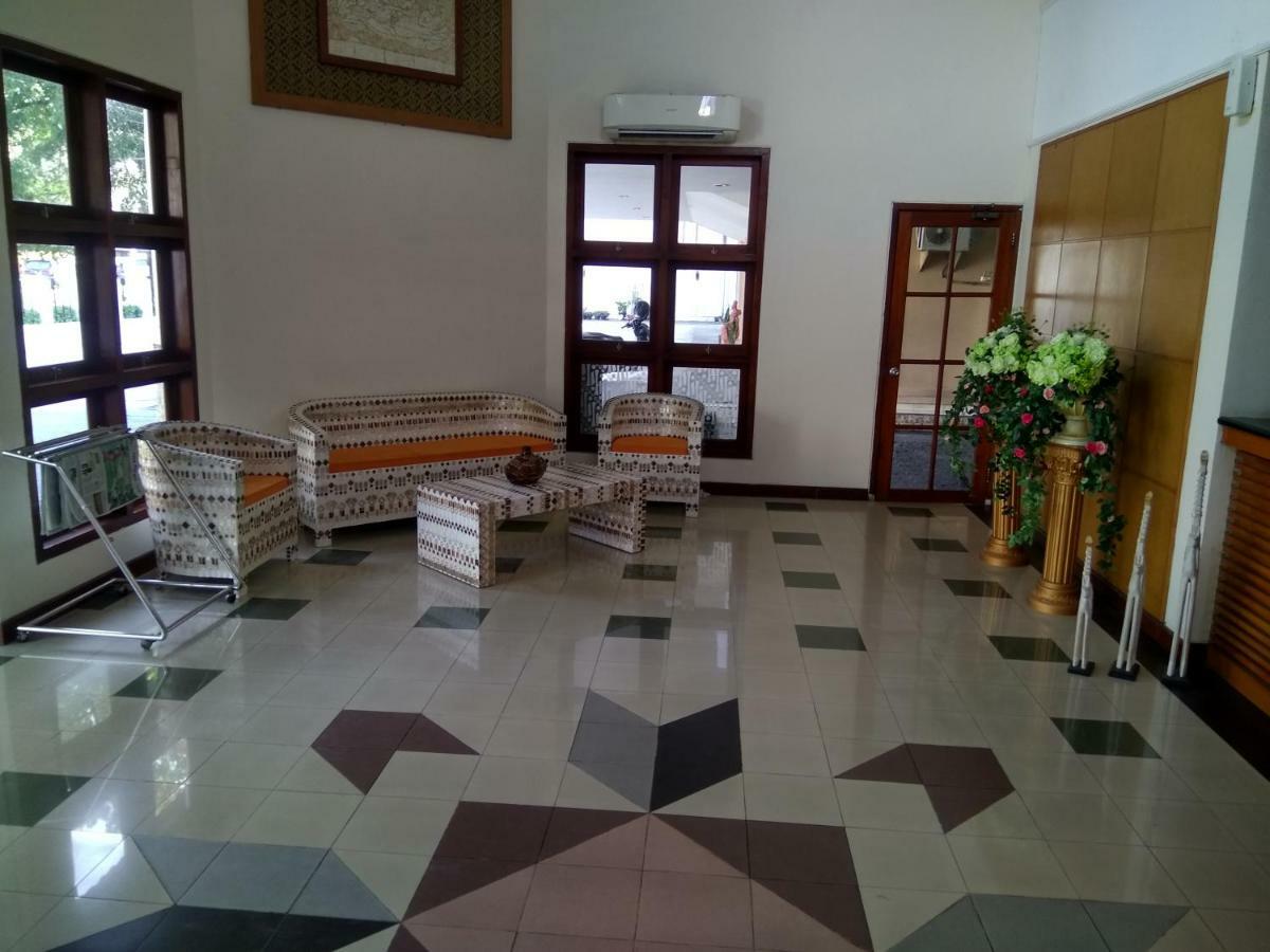 โรงแรมบารอนอินดาห์ Surakarta  ภายนอก รูปภาพ